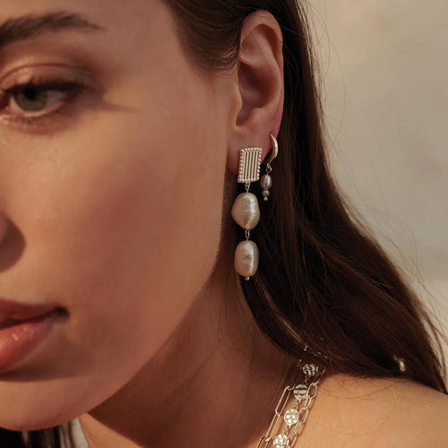 Aphrodite Medium Pearl Earrings - Silver